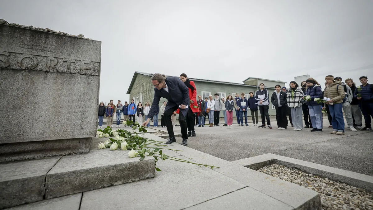 Bildungsminister Martin Polaschek (ÖVP) besuchte gemeinsam mit Schülerinnen und Schülern des BRG Gmunden das KZ Mauthausen. 