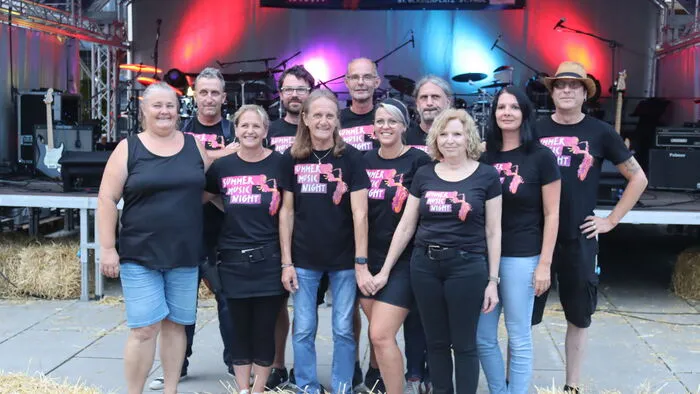 Emmerich "Slemmy" Plösch (Bildmitte) mit seinem Team von Multikulti bei der diesjährigen Summer Music Night.