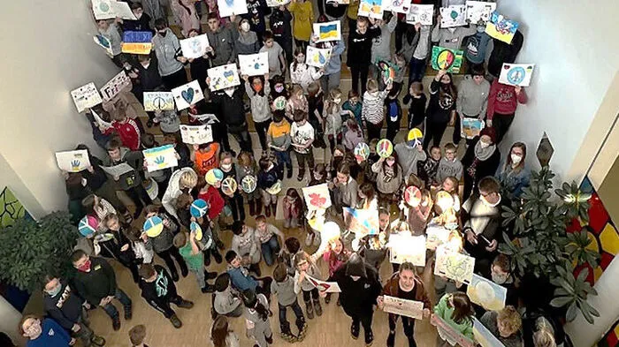 Zu den Themen "Krieg und Frieden" wurden in den Schulen des "Pflichtschulclusters Liesingtal" mehrere Projekttage dazu genutzt, Fragen zur aktuellen Lage in der Ukraine kindgerecht aufzuarbeiten, aber auch um Sorgen und Unsicherheiten zu thematisieren.