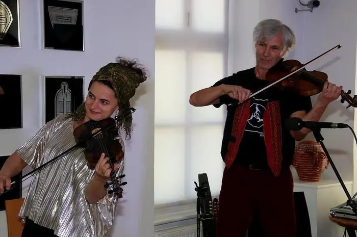 Dort haben sich die drei Musiker, die ihre Wurzeln in der Volksmusik haben, von Emiliano Sampaio und seiner Partnerin DeeLinde Härtel von der brasilianischen Leichtigkeit anstecken und inspirieren. 
