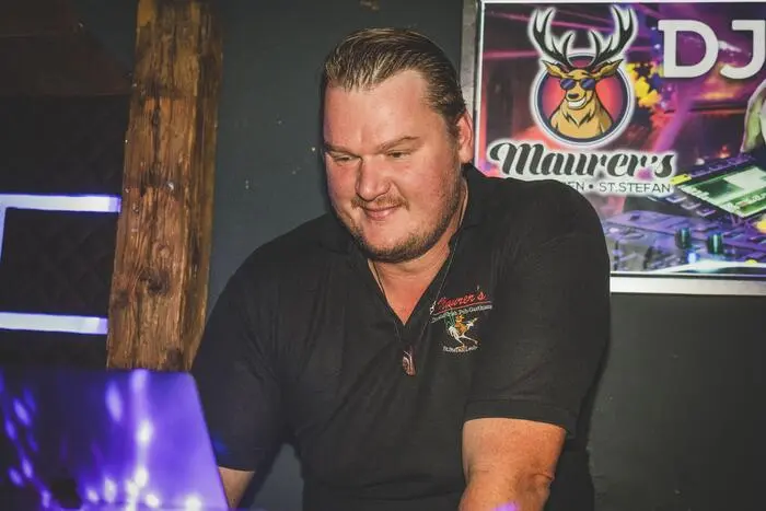 Auch DJ Max lieferte die passenden Beats für die Feier bis in die Nacht.