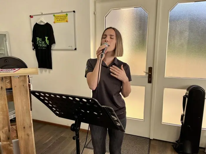 Die Sängerin Laura Christiner sei der Trumpf der „Jungen Wilden“