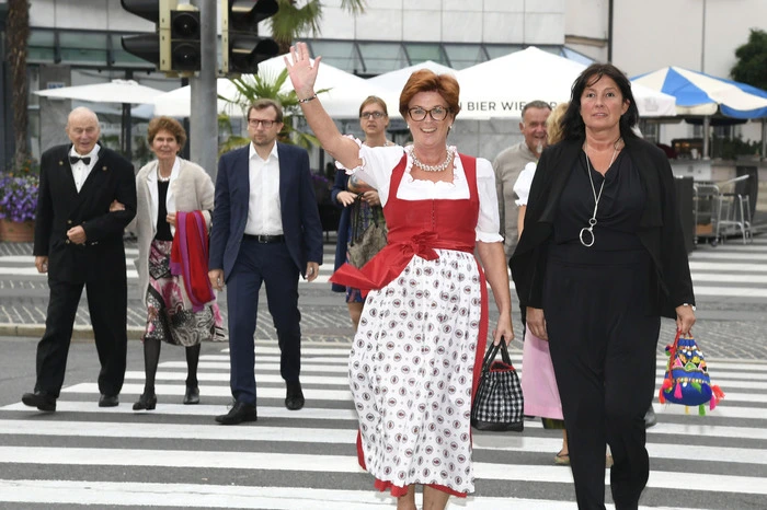 Hereinspaziert hieß es am Freitag abend für die vielen Premierengäste vor dem Schloss Porcia.