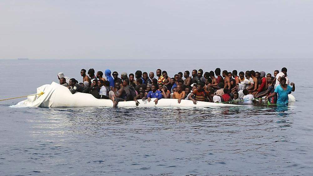 Bootsflüchtlinge warten am 20. März des heurigen Jahres darauf, von einem sinkenden Schlauchboot gerettet zu werden 