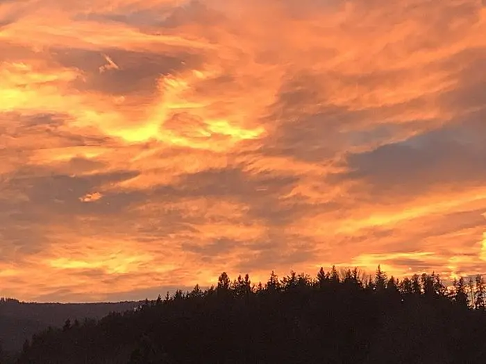 Sonnenuntergang in Villach-St. Martin mit Blickrichtung Dobratsch 
