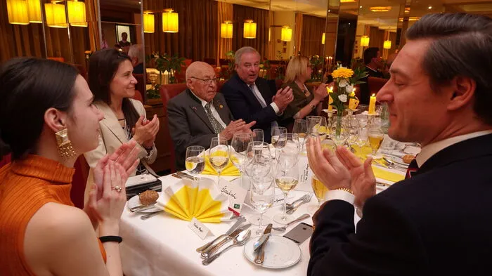 Am Ehrentisch nahmen neben dem Landeshauptmann Hermann Schützenhöfer Bürgermeisterin Elisabeth Krammel, Vizebürgermeister Alfred Brandner, ÖSV-Präsident Peter Schröcksnadel sowie Royers Familie Platz.