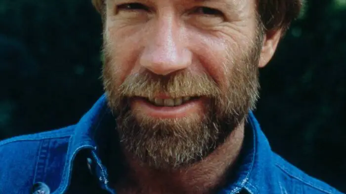 1. Chuck Norris ist so männlich, dass seine Brusthaare Haare haben. <br>
2. Wenn Chuck Norris von einer Kugel getroffen wird, blutet nicht er, sondern die Kugel. <br>
3. Chuck Norris schaut nicht in den Spiegel, denn selbst Chuck Norris hat Angst vor Chuck Norris. <br>
4. Als Chuck Norris einmal in Australien war, hat ihn eine Inlandtaipan – die giftigste Schlange der Welt – gebissen. Zwölf mit unglaublichen Schmerzen angefüllte Stunden später war die Schlange tot. <br>5. Chuck Norris ist der klügste Mann der Welt, obwohl er noch nie ein Buch gelesen hat – sobald er eines aus dem Regal nimmt, sagt es ihm freiwillig, was drin steht. <br>
6. Chuck Norris läuft die 100 Meter in einer Sekunde. Er kennt eine Abkürzung.<br>
7. Kinder tragen nachts Superman-Schlafanzüge. Superman trägt nachts einen Chuck-Norris-Schlafanzug. <br>
