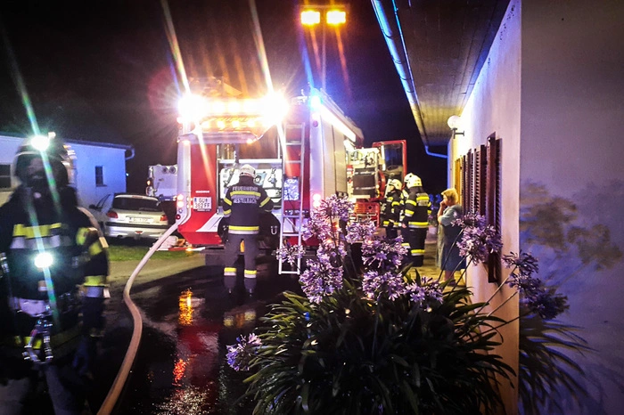 Zwei Fahrzeuge konnten noch aus dem als Garage genutzten Wirtschaftsgebäude gerettet werden.