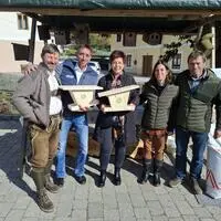 Bild vom Bauernmarkt in Deutsch-Griffen mit Gewinnern des Knobelspiels: Werner Tamegger, zwei Gewinner eines Gewinnspiels, Sarah Reiner und Harald Huber (von links)