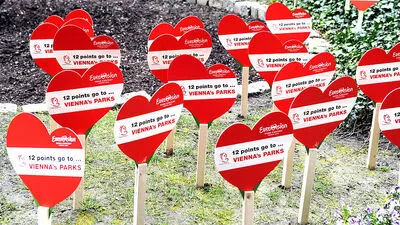 Mit Herzerlsteckern in Blumenbeeten wird in Wien für den Song Contest geworben. Ab heute kommen mehr als 20.000 weitere Song-Contest-Tickets auf den Markt