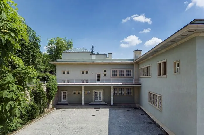 Die zweigeschossige, funktionalistische Villa Stiassni mit einem Grundriss in L-Form wurde nach den Entwürfen von Ernst Wiesner für Alfred Stiassni und seine Frau Hermine errichtet. Später diente die Villa samt Garten dem Nationalausschuss zu Repräsentationszwecken, weshalb sie bis heute auch als „Regierungsvilla“ bezeichnet wird. Die Villa wurde von vielen bedeutenden Persönlichkeiten besucht, zu diesen zählte auch Fidel Castro. Seit dem Jahr 2014 wurde die Villa wieder der Öffentlichkeit zugänglich gemacht.