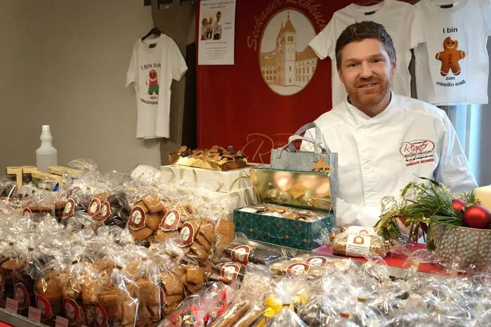  Auch für Kulinarik ist gesorgt, hier im Bild Gregor Regner von der gleichnamigen Seckauer Konditorei und Lebzelterei.