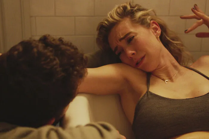 Was für eine Einstiegsszene: die 33-jährige Britin brilliert in "Pieces of a Woman" in der intensiv rauen 30-minütigen Geburtsszene eingangs. Vanessa Kirby verleiht dem Netflix-Drama um eine Fehlgeburt eine unpackbare Authentizität. Angesichts der Konkurrenz und der Tatsache, dass sie die einzige Nominierung für diesen Film ist, bleibt eine Kür mit dem Oscar dennoch unwahrscheinlich.