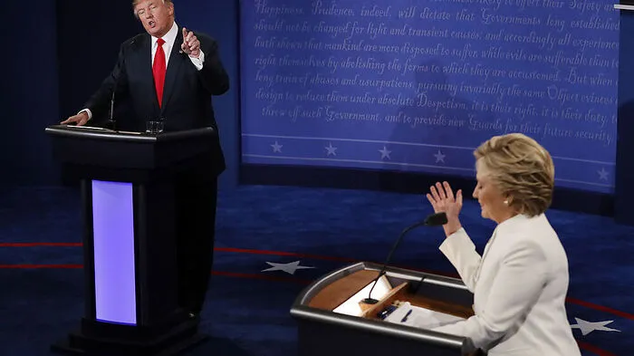 Es war ihr letzter Schlagabtausch, bevor es am 8. November ernst wird. In Las Vegas gerieten Hillary Clinton und Donald Trump erneut heftig aneinander. Was war bemerkenswert?