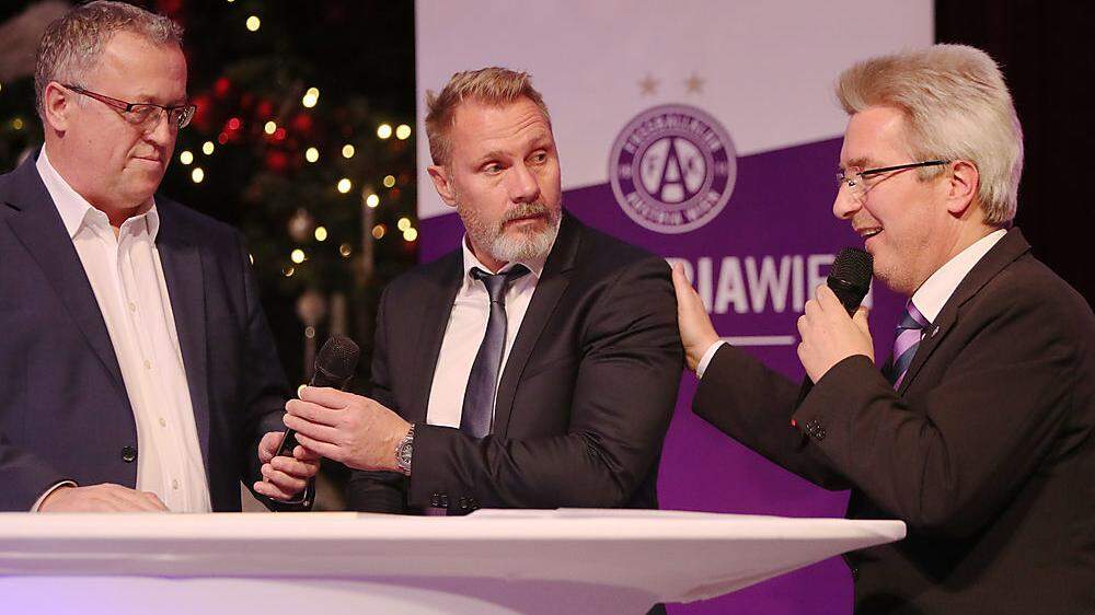 Stadionsprecher Erwin Gruber (rechts) irritierte mit seinen Aussagen nicht nur Trainer Thorsten Fink (Mitte)