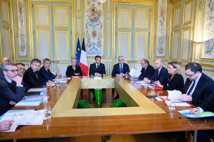 Macron und seine Minister bei einer Lagebesprechung im Elysee-Palast