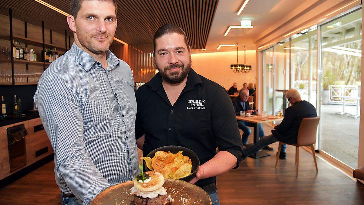 Jürgen Halwachs und Wolfgang Senft (von links) mit dem Beef Tartar-Burger