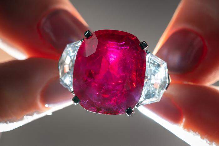 Der 25,59-Karat "Taubenblut"-Rubin-Ring ist bis zu 20 Millionen Dollar wert 