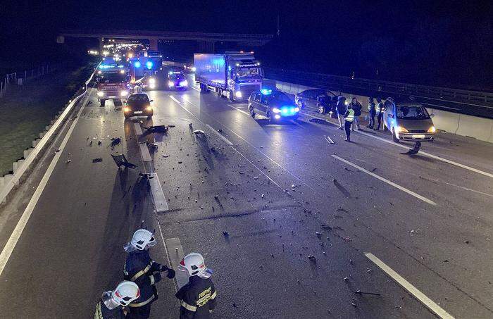 Über 100 Meter lagen die Trümmer auf der A1 verteilt