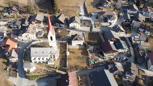 Die Dorfmitte in Oberlienz wird neu gestaltet. | Rund um die Kirche in Oberlienz gibt es einige Grünflächen, die eine Neugestaltung des Dorfzentrums leichter möglich machen - das Einverständnis der Grundbesitzer vorausgesetzt.