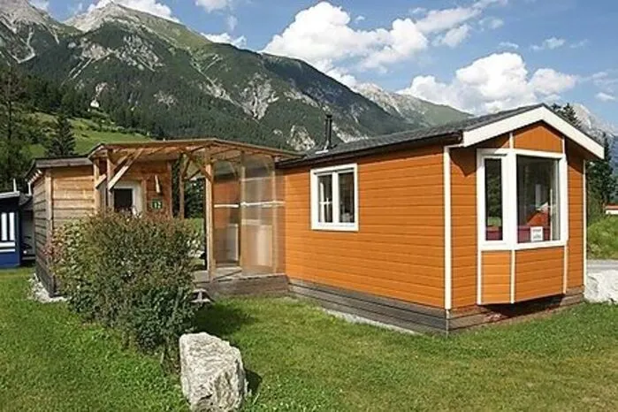 1228 Meter: Camping Arlberg hat das ganze Jahr über geöffnet. Während zur Wintersportsaison ein Shuttle Snowboarder und Skifahrer zur Talstation bringt, wird im Sommer aus dem Ski- ein Wanderbus. Und auch fürs Wohlbefinden ist mit einem ganz besonderen Schmankerl gesorgt: Alle Stellplätze besitzen ein privates Badehaus in einzigartiger Atmosphäre des Arlbergs. Darüber hinaus lockt nebenan eine kostenpflichtige Wellness-Oase inklusive Poollandschaft.