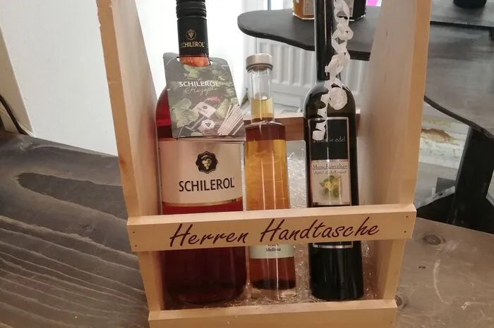 Auch beliebt im Sommer: Die Herren Handtasche 