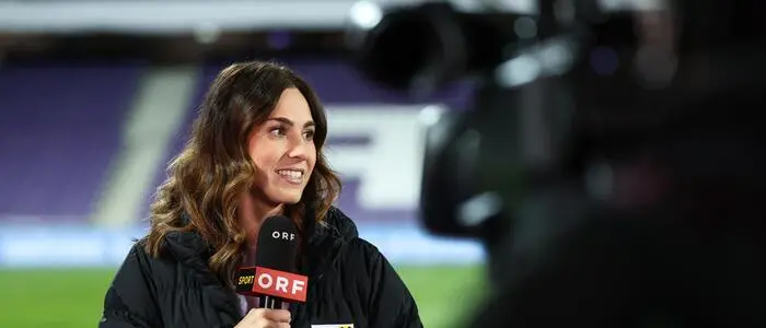 TV-Expertin Viktoria Schnaderbeck in einem Fußballstadion mit ORF-Mikrofon