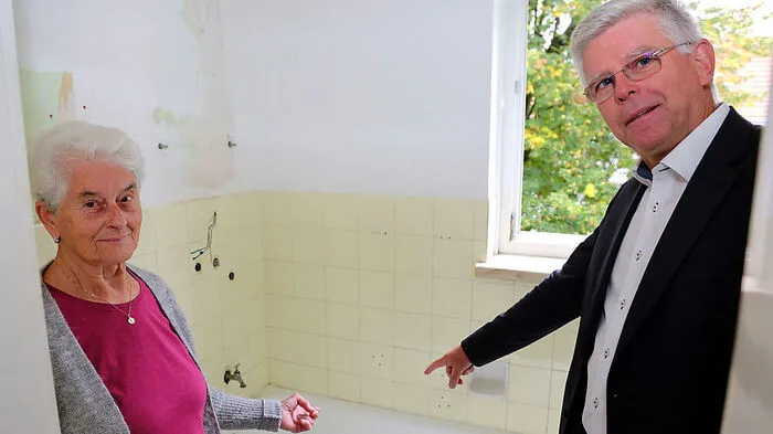Alois Dolinar mit Mieterin Rosemarie Pletschko. Sie wohnt seit über 50 Jahren in der städtischen Wohnung in der Ferlacher Zeile.