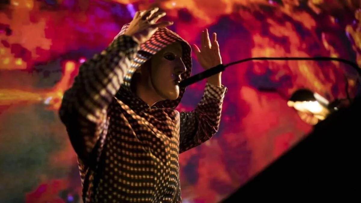 Evi Kehrstephan rezitiert einen todeswütigen Text 