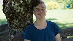 Simon Schnabl (18) in seinem elterlichen Garten in Velden: Omas Reindling wird er vermissen