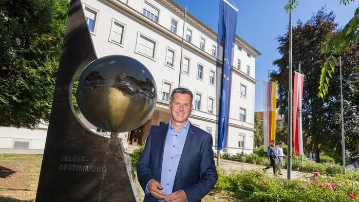 Fellner vor dem Regierungsgebäude