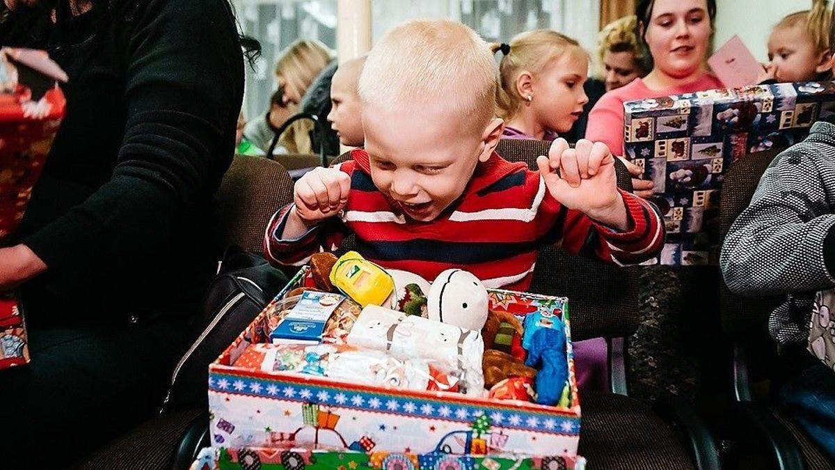 Ein Bild sagt mehr als 1000 Worte: Ein Bub aus Litauen freut sich über seinen Schuhkarton