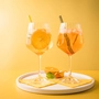 Der Arancello Spritz (l) macht dem Aperol Spritz (r) zunehmend Konkurrenz. 