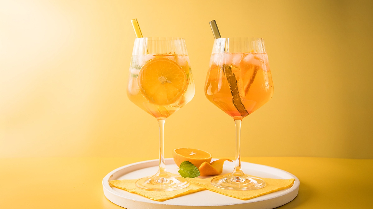 Der Arancello Spritz (l) macht dem Aperol Spritz (r) zunehmend Konkurrenz. 