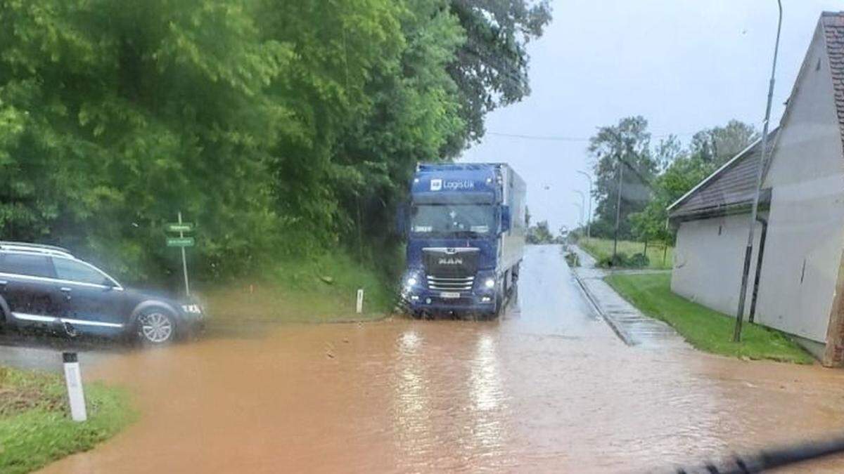 In Blaindorf sind Straßen überschwemmt