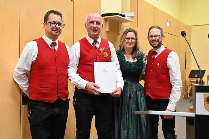 Im Rahmen des Konzertabends wurden auch verdiente Mitglieder geehrt. Bezirksobfrau Dagmar Schinegger zeichnete Ewald Gfrerer für seine 50-jährige Mitgliedschaft mit dem Ehrenabzeichen aus (im Bild v. l. Obmann Harald Faschinger, Ewald Gfrerer, Bezirksobfrau Dagmar Schinegger und Kapellmeister Jakob Ebner).