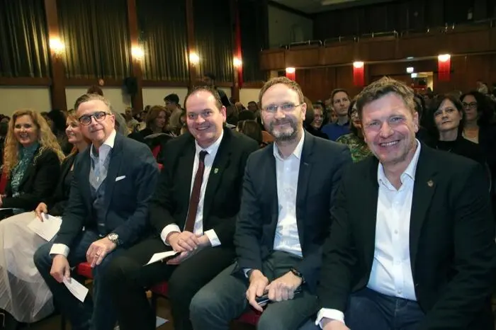 Das Publikum, darunter zahlreiche Ehrengäste wie die Bürgermeister Jochen Bocksruker (Bärnbach), Bernd Osprian (Voitsberg), Helmut Linhart (Köflach), Bernd Gratzer (Kainach), Roman Neumann (Ligist) sowie Vizebürgermeisterin Karin Herz (Söding-St. Johann), Kulturstadtrat Andreas Albrecher und Leader-Managerin Elfriede Pfeifenberger, zeigte sich begeistert und belohnte die Darbietungen mit tosendem Applaus.