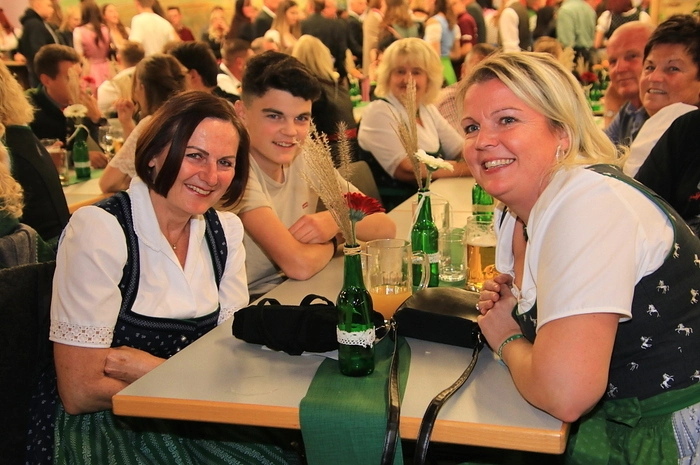 Trotzdem oder gerade deswegen war die Stimmung bestens, dicht gedrängt unterhielt man sich bei den Ständen und Stehtischen.