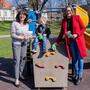 Pauli freut sich zusammen mit Stadträtin Constance Mochar und Astrid Kumer-Daxerer über den neuen Spielplatzführer