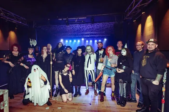 Gruppenbild mit Geist