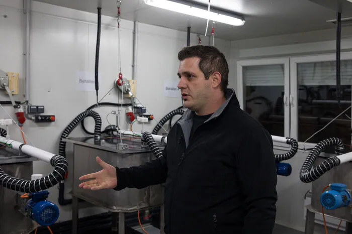Andreas Zentner im kompletten neuen Bereich, wo Mittel zur Geruchs-Reduktion bei Gülle getestet werden.