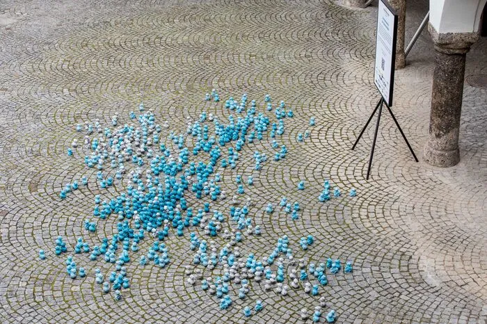 600 aus Beton gegossene Siebenschläfer-Figuren in wörtherseeblau und grau stehen für die vielen Schließtage, unter den die Kultur zu leiden hatte.