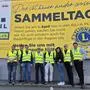 Das Foto zeigt sieben Männer in gelben Warnwesten und eine Frau, die vor einem großen gelben Plakat stehen. Darauf wird um die Teilnahme an einer Spendenaktion am 5. April im Billa Plus Markt in Leibnitz gebeten | Die Mitglieder des Lions Club Leibnitz um Präsident Karl Altenburger (3. v.l.) sind bereits mit den Vorbereitungen zum Sammeltag beschäftigt