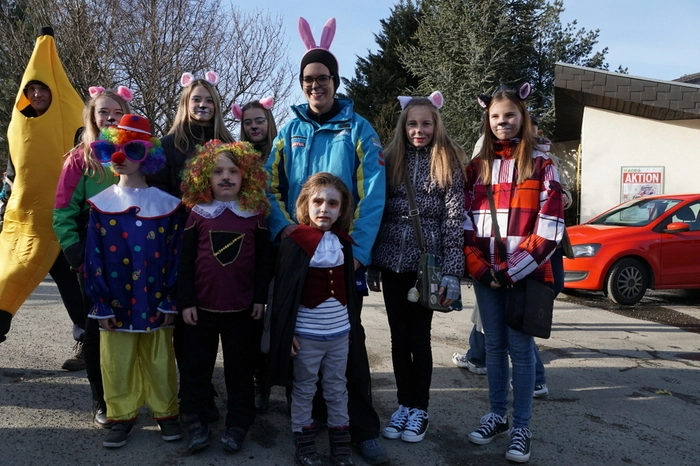 Mäuschen, Häschen, Clown, Vampir &amp; Co. mischten ebenfalls kräftig beim Trabocher Faschingsumzug mit.