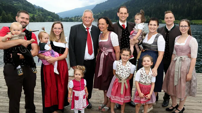 Siegfried Palle feierte seinen 70. Geburtstag im Seepavillon beim Brennseehof in Feld am See. Am Foto von links: Patrick Dörfler mit Samuel, Anna Dörfler-Palle mit Rosalie, Jubilar Siegfried Palle mit Gattin Erika, Erland Palle mit Thochter Mathilda und Frau Barbara Palle, Thomas Palle, Mona Walter. Stehend vorne von links: Liana Döfler-Palle, Helena und Aurelia Palle