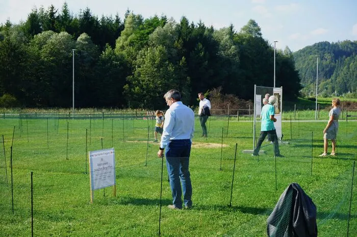 Interessierte können das Labyrinth auf der Wiese hinter der Jugend- und Freizeitanlage jederzeit kostenlos ausprobieren.