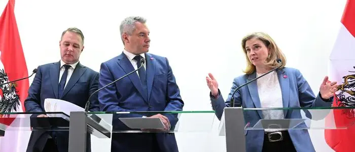 Erster gemeinsamer Auftritt in der Öffentlichkeit: SPÖ-Chef Andreas Babler, ÖVP-Chef Karl Nehammer und Neos-Chefin Beate Meinl-Reisinger