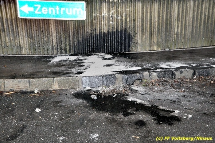 Durch den Aufprall wurde der Wagen schwer beschädigt und verlor viel Motoröl, das die Fahrbahn verschmutzte.
