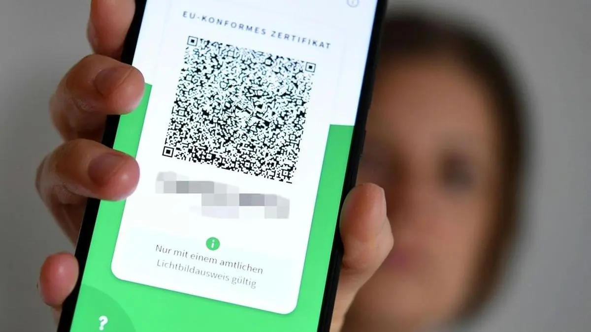 ABD0011_20210705 - WIEN - ÖSTERREICH: ++ THEMENBILD ++ Illustration zum Thema "Corona / Grüner Pass / Impfnachweis / Impfzertifikat / App". Das Gesundheitsministerium stellt in Zusammenarbeit mit dem Bundesrechenzentrum eine App für den Grünen Pass zur Verfügung. Die digitale Anwendung soll eine sichere Offline-Speicherung der EU-konformen Zertifikate inklusive QR-Code sowie einen einfachen Vorweis selbiger bei Zutritten und Reisen innerhalb der Europäischen Union ermöglichen. - FOTO: APA/HELMUT FOHRINGER