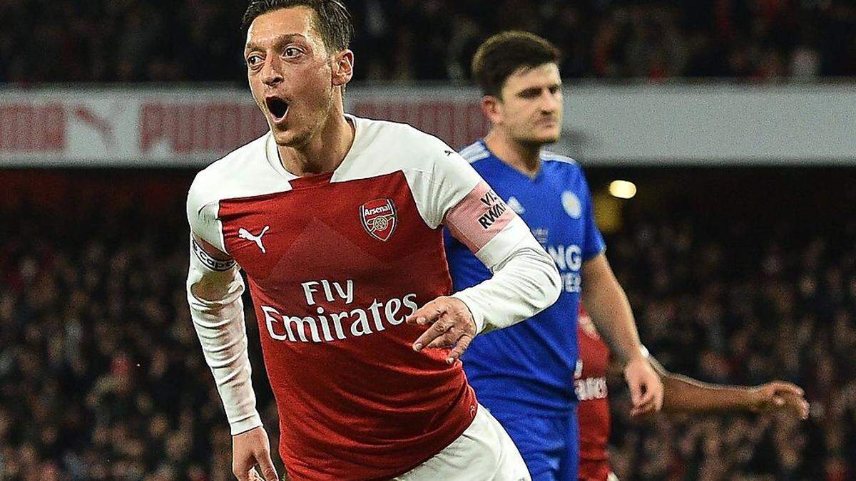 Ein Bild aus alten Tagen Mesut Özil jueblt für die Gunners